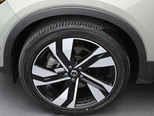 2023 Volvo XC40 B5 Plus Bright Theme