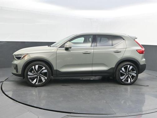 2023 Volvo XC40 B5 Plus Bright Theme