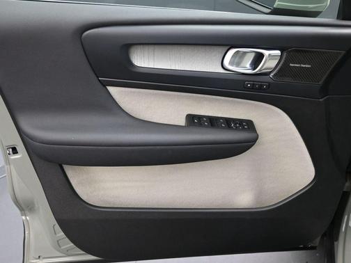 2023 Volvo XC40 B5 Plus Bright Theme