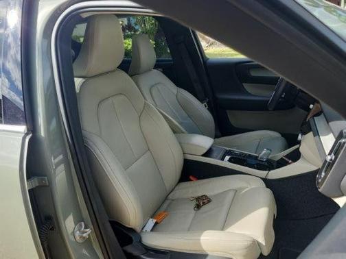 2023 Volvo XC40 B5 Plus Bright Theme