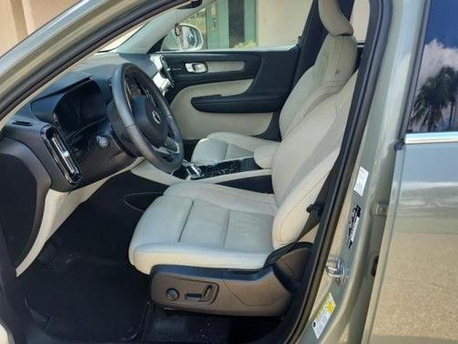 2023 Volvo XC40 B5 Plus Bright Theme