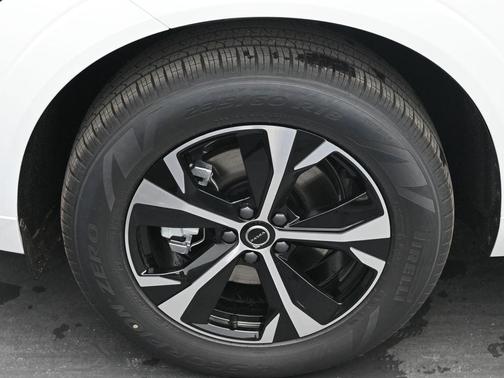 2026 Volvo XC60 B5 Core