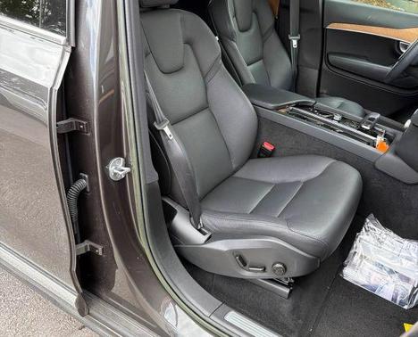 2023 Volvo XC90 B5 Plus