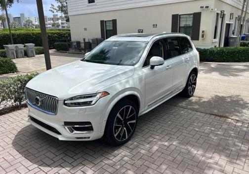 Crystal White Metallic 2023 Volvo XC90 B6 Plus 7-Seater