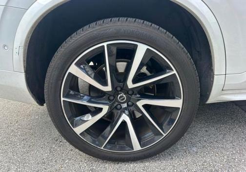 Crystal White Metallic 2023 Volvo XC90 B6 Plus 7-Seater