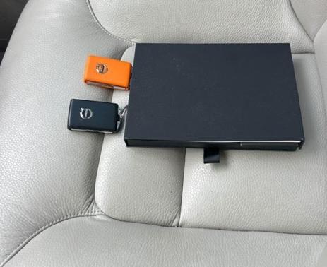 Crystal White Metallic 2023 Volvo XC90 B6 Plus 7-Seater