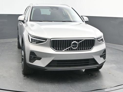 2025 Volvo XC40 B5 Plus Bright Theme