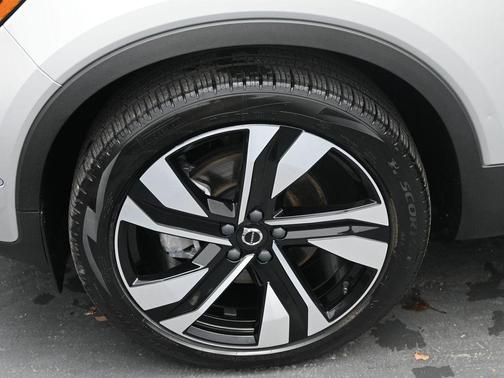 2025 Volvo XC40 B5 Plus Bright Theme