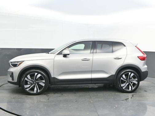 2025 Volvo XC40 B5 Plus Bright Theme