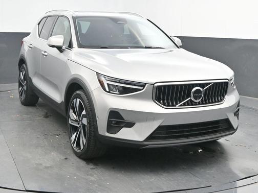 2025 Volvo XC40 B5 Plus Bright Theme