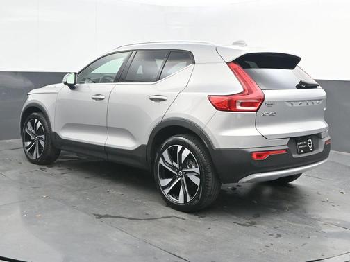 2025 Volvo XC40 B5 Plus Bright Theme