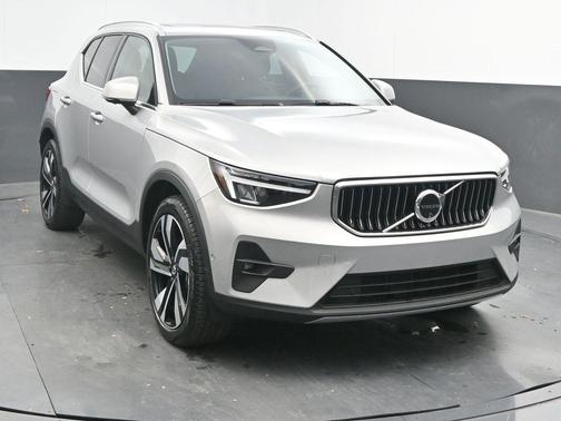 2025 Volvo XC40 B5 Plus Bright Theme