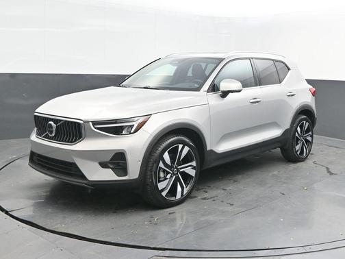 2025 Volvo XC40 B5 Plus Bright Theme
