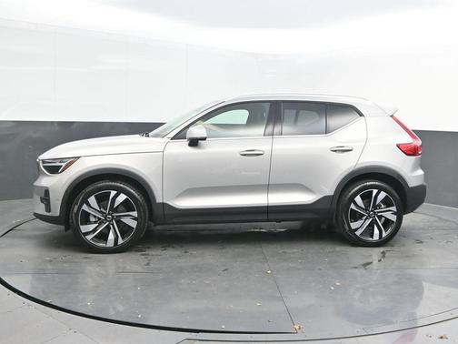 2025 Volvo XC40 B5 Plus Bright Theme