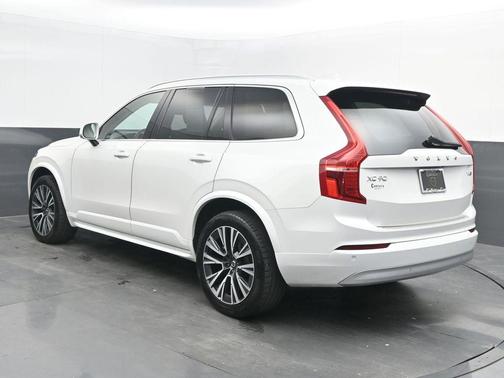 2022 Volvo XC90 T6 Momentum 7 Passenger