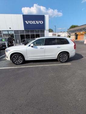 2022 Volvo XC90 T6 Momentum 7 Passenger
