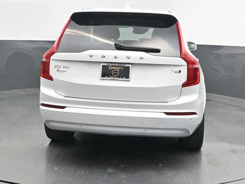 2022 Volvo XC90 T6 Momentum 7 Passenger