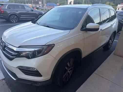 White Diamond Pearl 2017 Honda Pilot Touring