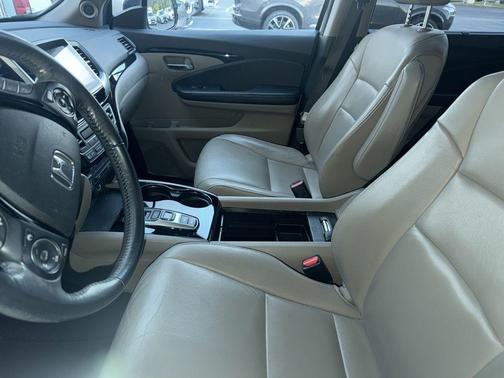 White Diamond Pearl 2017 Honda Pilot Touring