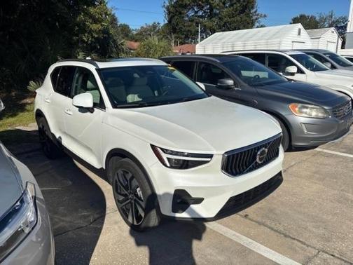 2024 Volvo XC40 B5 Ultimate Bright Theme