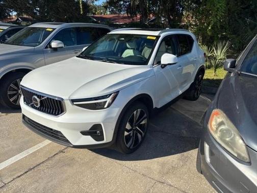 2024 Volvo XC40 B5 Ultimate Bright Theme