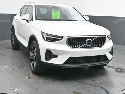 2024 Volvo XC40 B5 Ultimate Bright Theme