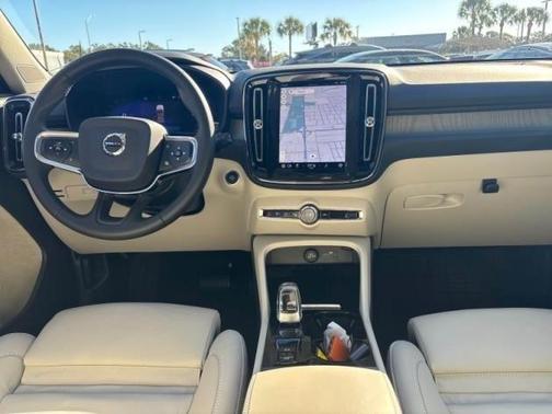 2024 Volvo XC40 B5 Ultimate Bright Theme