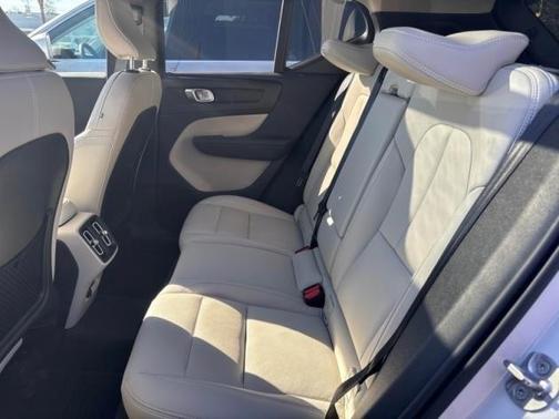 2024 Volvo XC40 B5 Ultimate Bright Theme