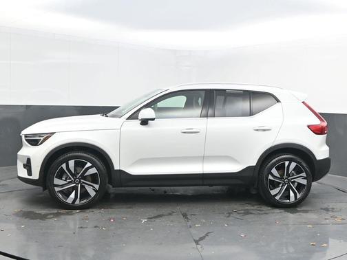 2024 Volvo XC40 B5 Ultimate Bright Theme