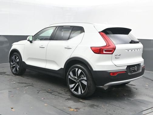 2024 Volvo XC40 B5 Ultimate Bright Theme