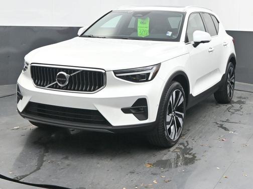 2024 Volvo XC40 B5 Ultimate Bright Theme