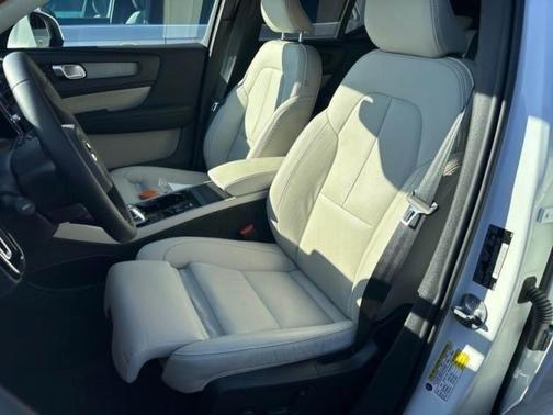 2024 Volvo XC40 B5 Ultimate Bright Theme