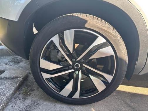 2024 Volvo XC40 B5 Ultimate Bright Theme