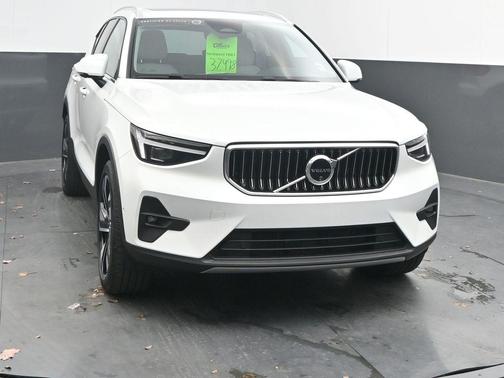 2024 Volvo XC40 B5 Ultimate Bright Theme