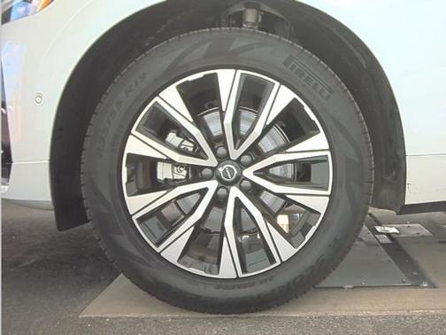 2025 Volvo XC60 B5 AWD Plus
