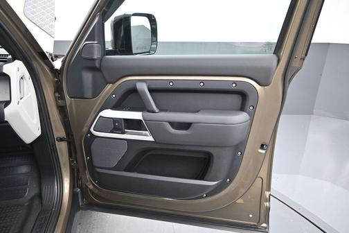 Gondwana Stone 2024 Land Rover Defender P400 S