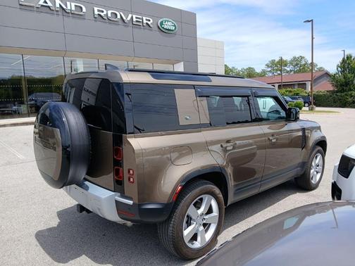 Gondwana Stone 2024 Land Rover Defender P400 S