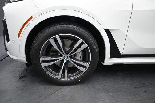 Alpine White 2023 BMW X7 xDrive40i