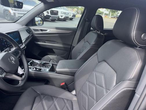Deep Black Pearl Effect 2025 Volkswagen Atlas Cross Sport 2.0T SE w/Technology