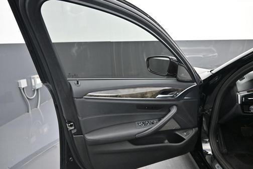 Black Sapphire Metallic 2022 BMW 530 i xDrive
