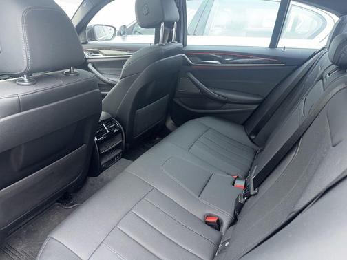 Black Sapphire Metallic 2022 BMW 530 i xDrive