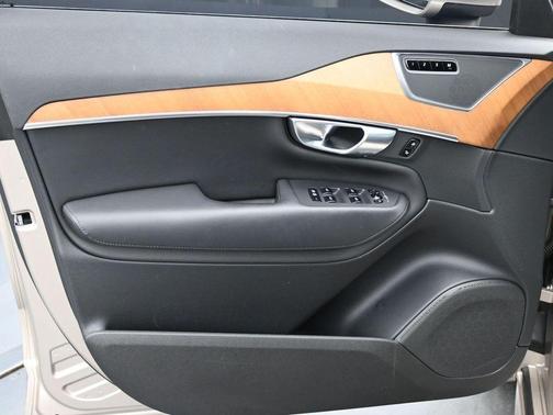 2024 Volvo XC90 B5 Plus Bright Theme