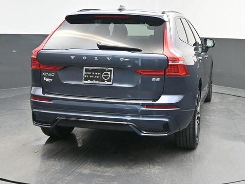 2023 Volvo XC60 B5 Ultimate Dark Theme