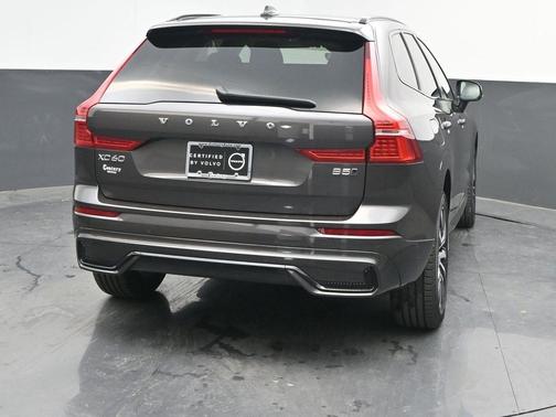 2024 Volvo XC60 B5 Plus Dark Theme