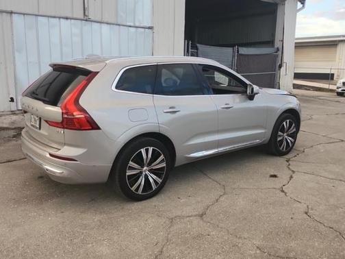 2023 Volvo XC60 B5 Ultimate Bright Theme