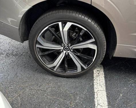 2023 Volvo XC60 B5 Ultimate Dark Theme