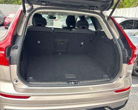 2023 Volvo XC60 B5 Ultimate Dark Theme