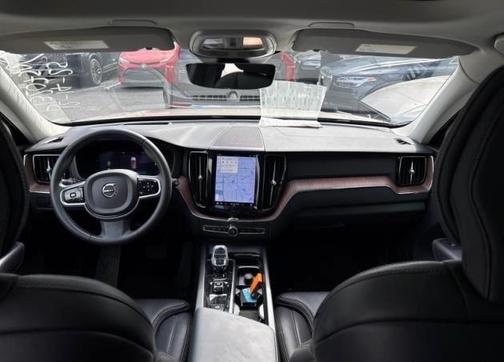 2023 Volvo XC60 B5 Ultimate Dark Theme