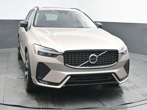 2023 Volvo XC60 B5 Ultimate Dark Theme