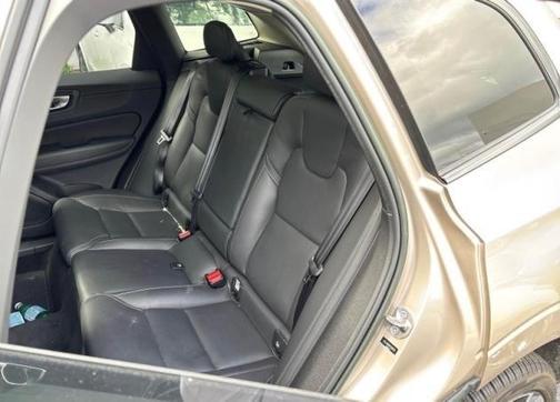 2023 Volvo XC60 B5 Ultimate Dark Theme